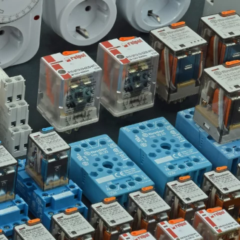 Relék és foglalatok, időzítők, időkapcsolók és lépcsőházi automaták