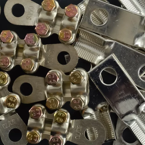 Szorító kengyelek és egyéb saruk, kiegészítők