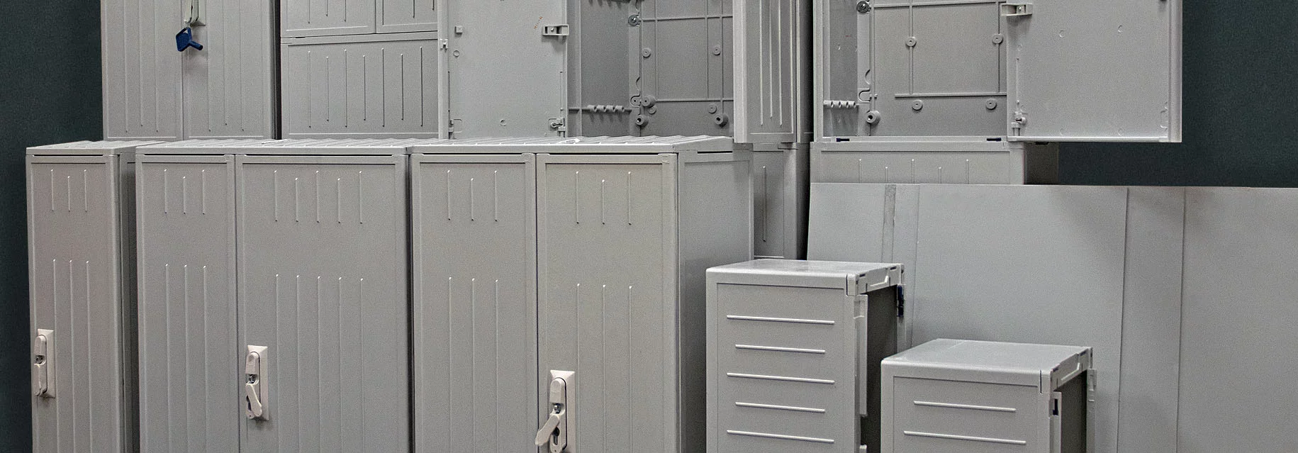 Falra szerelhető és szabadon álló üres szekrények, tartozékaik