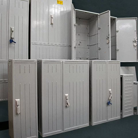 Falra szerelhető és szabadon álló üres szekrények, tartozékaik