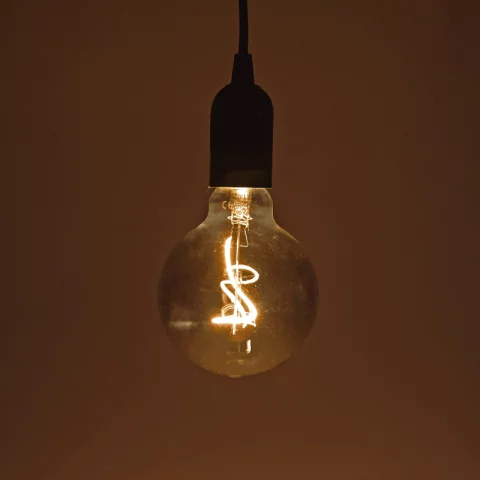 E27 Smoke LED Filament Izzó 4W 1800K 100lm Extra meleg fehér Fekete izzó G95 320° Nedes ZSF108