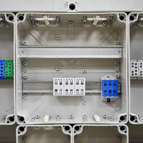 Csatári Plast PVT-K-L Á-V Fm-U 1/3 fázisú kombinált villanyóra szekrény lábazattal (n+é) földkábeles