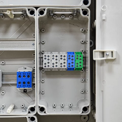 Csatári Plast PVT-K-L Á-V Fm-U 1/3 fázisú kombinált villanyóra szekrény lábazattal (n+é) földkábeles