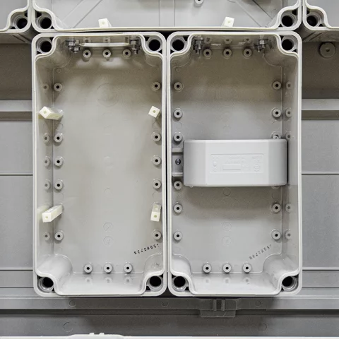 Csatári Plast PVT-K-L Á-V Fm-U 1/3 fázisú kombinált villanyóra szekrény lábazattal (n+é) földkábeles