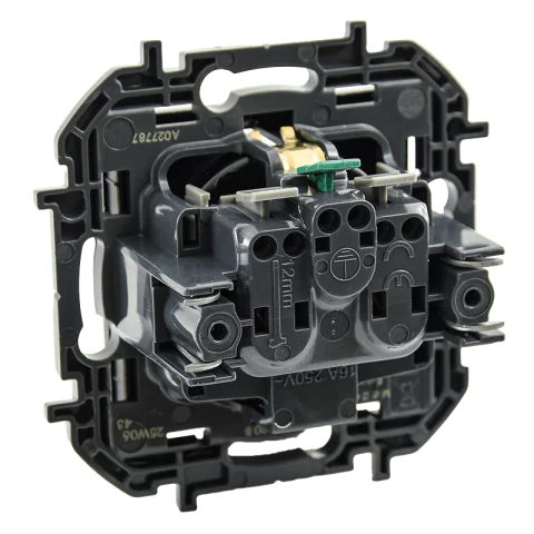 Legrand Niloé Step Dugalj 2P+F konnektor GYV biztonsági zsaluval rugós bekötés fekete 863520